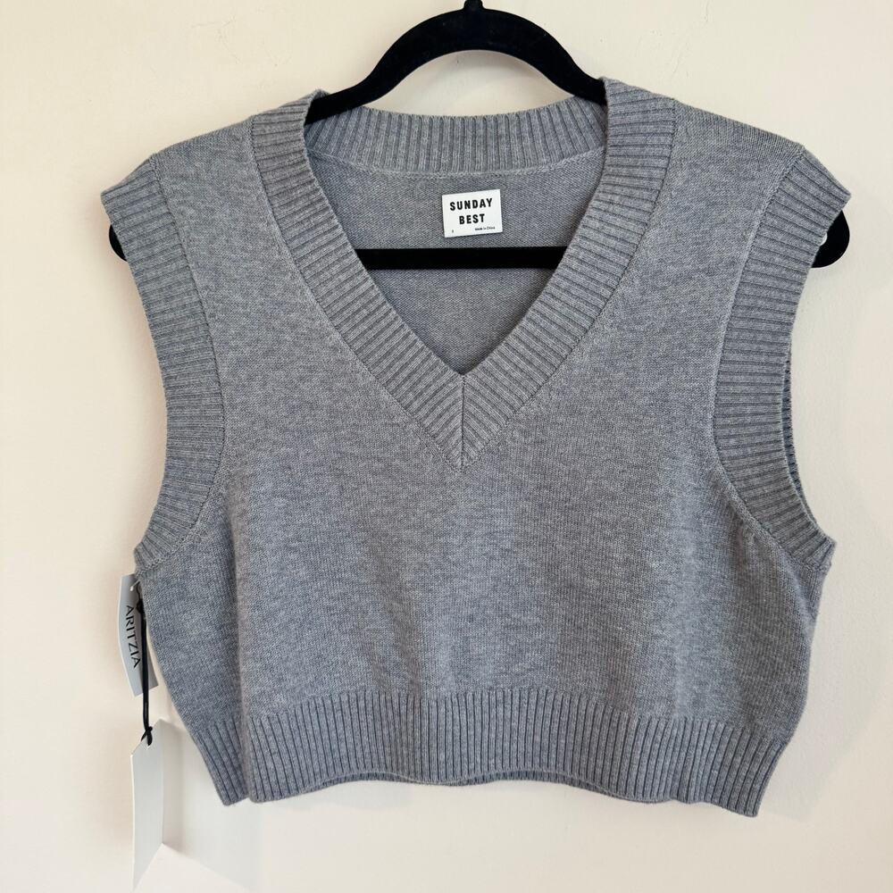 Aritzia Sunday Best Gray Knit V-Neck Cropped Vest